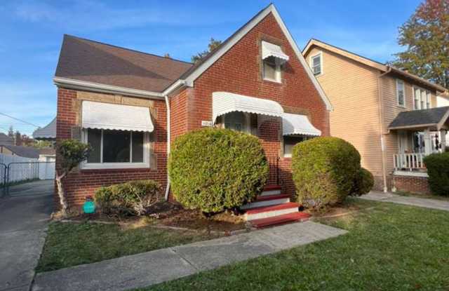 A Single family home with Garage in Garfield Heights photos photos