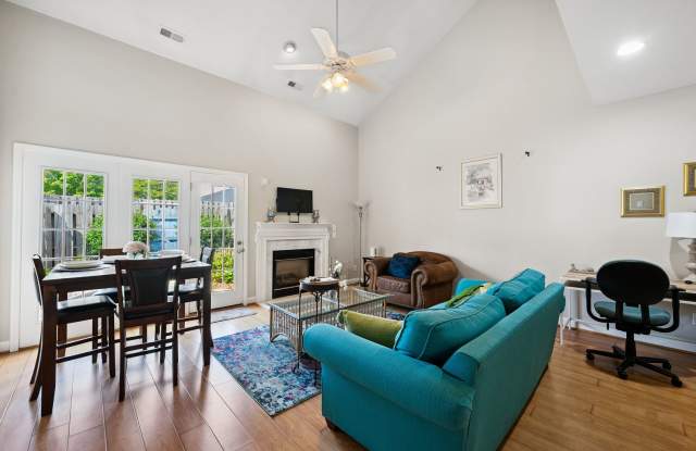 2-Bedroom, 2-Bath Townhome in a Furnished Flexible Lease Terms Available (3-Month Minimum) Gallery 4