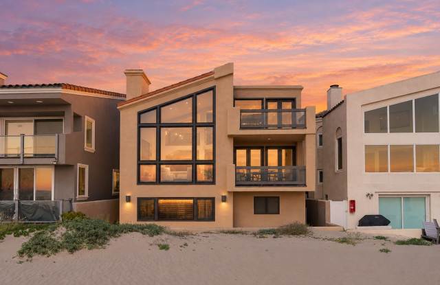 OCEANFRONT -3 Bedroom + 2.5 Bathroom Tri-Level Home | Hollywood Beach | Oxnard | Unfurnished Gallery 1