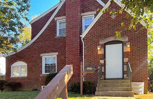 **August 2027** Amazing Location Near IU campus!! Spacious 7 Bed, 2 Bath House!! Gallery 4