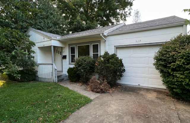 Beautiful 2 bedroom 1 bath 1 car garage - 527 West Silsby Street, Springfield, MO 65807
