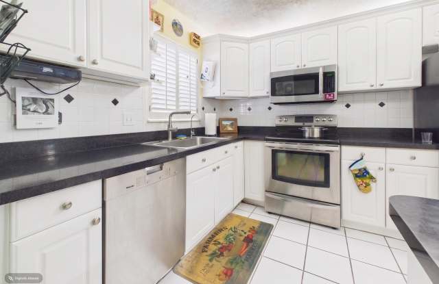 8511 OLD COUNTRY Manor Gallery 3