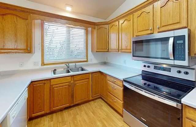 Spacious 3BR Home in Legacy School District with 3 Living Areas & 2-Stall Garage Gallery 4