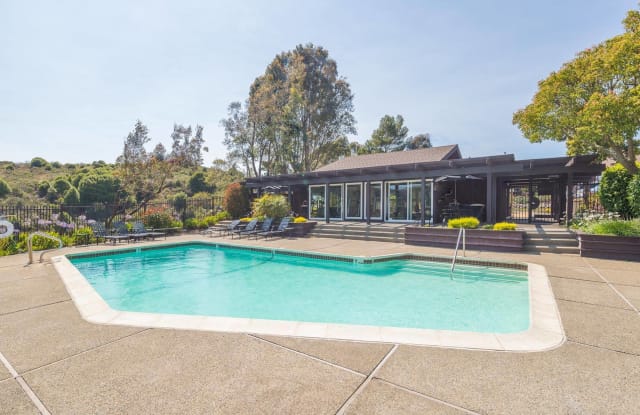 Summit at Sausalito Apartments Gallery 4
