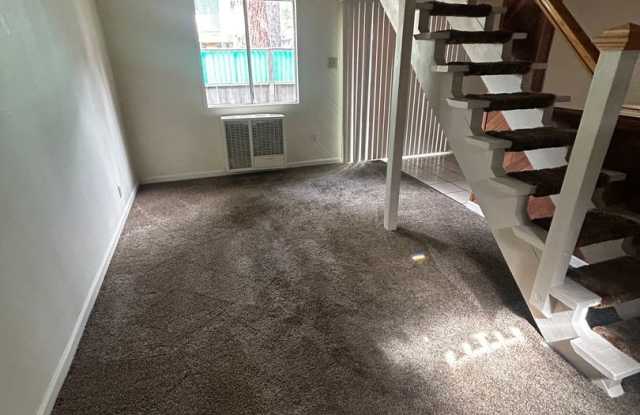Comfortable 2 Bedroom Just Steps to the Lake! Gallery 3