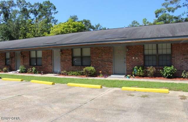 1/1 Apartment in Chipley with Water, Sewer, Garbage, & Lawn Maintenance Included! Gallery 3