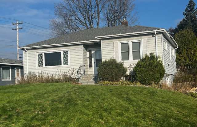 Duluth, MN - 4 Bedroom, 2 Bath - Close to UMD and CSS Gallery 1