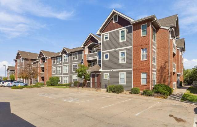 Beautiful Ground-Floor 2-Bedroom Condo with Private Balcony & Great Location! Gallery 1