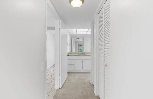 2701 Nassau Bnd Apt D2 Gallery 4