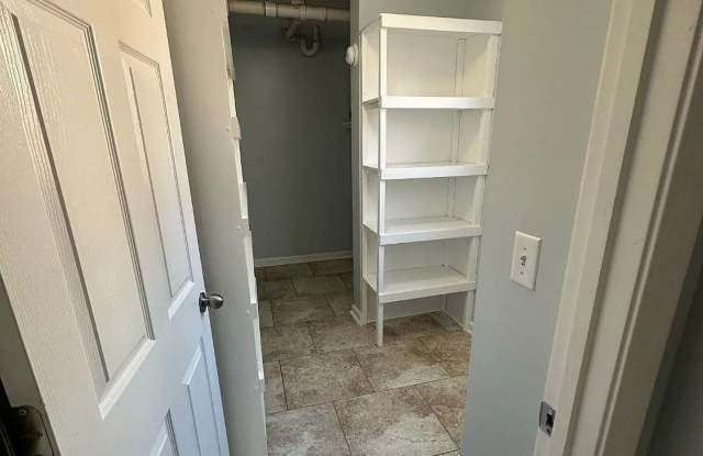 Room in 4 Bedroom Home at Lakeview Dr Gallery 4