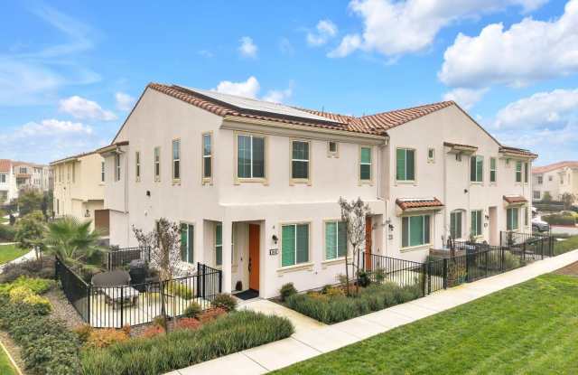Beautiful 3 bed 2.5 bath located in Natomas! Gallery 3