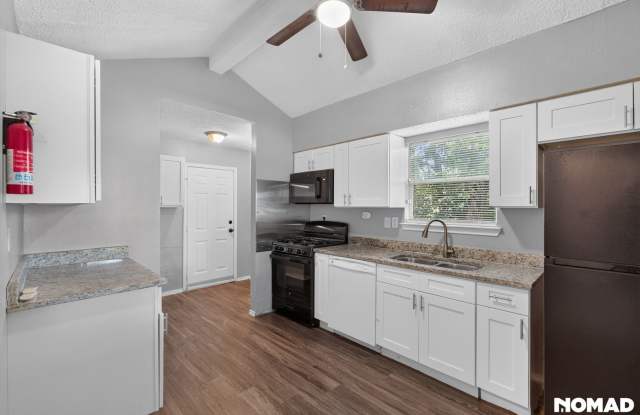 Charming 2BR House in San Antonio Gallery 1