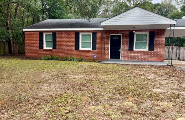 3/1 Brick Home Near USA Campus w/ Carport & Fenced-In yard photos photos
