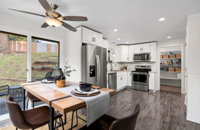 Stylish, Spacious  Steps from WWU and Fairhaven! 3 bedroom, 2 Baths - 3123 Cowgill Avenue, Bellingham, WA 98225