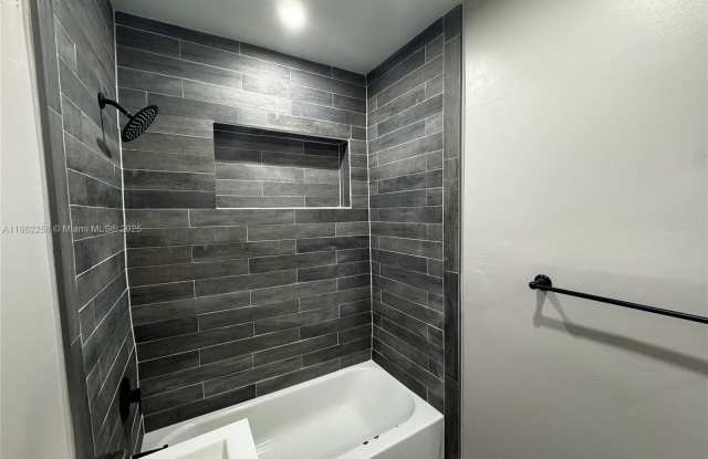 2377 NW 35th St photos photos