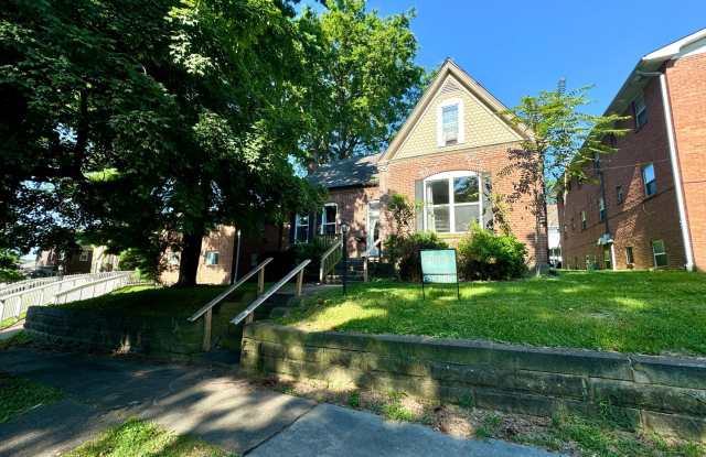 6 Bedroom / 2 Bathroom House - NEXT TO SEMO's CAMPUS, LARGE YARD, INTERNET INCLUDED photos photos