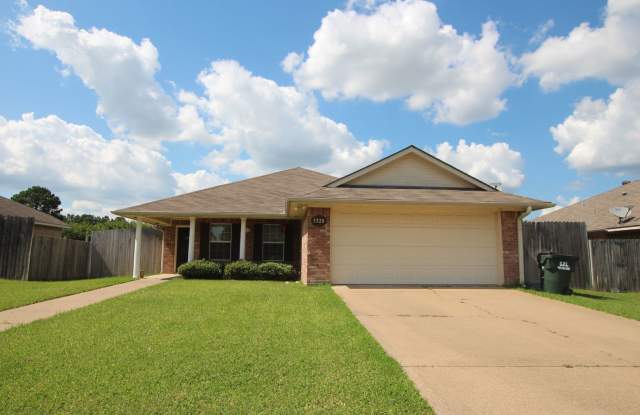 Tour Today! Beautiful 4 bedroom 2 bath home in Flint! - 5320 Meadow Ridge Drive, Smith County, TX 75762