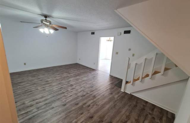 Townhouse off Vaughn Rd Gallery 4