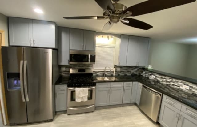 8410 rose view ave - 8410 West Roseview Drive, Niles, IL 60714
