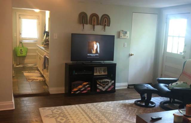 Charming 2 Bed/ 1 Bath upstairs Apartment in a Triplex in East Nashville photos photos
