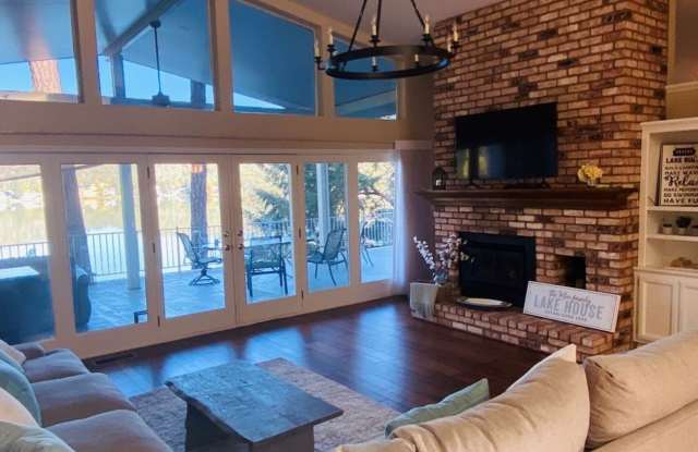 Lake Front Furnished Home, 3 bed, 4 bath in Lake Wildwood, Penn Valley, CA Gallery 3