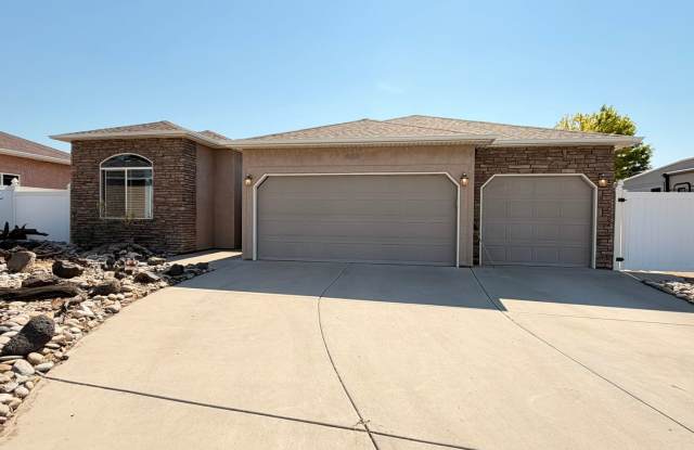 GORGEOUS 3Bed 2Bath 3Car Garage in NorthEast GJ!!!!! photos photos
