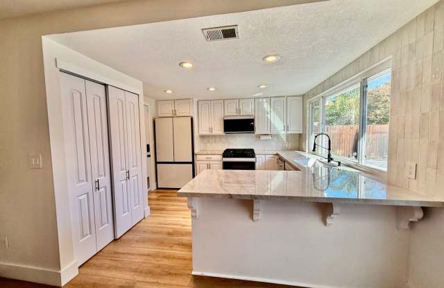 Home with a pool and RV access available NOW Gallery 4