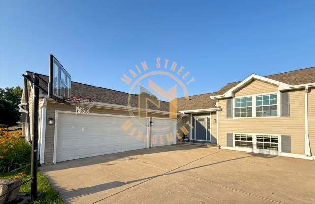 3 Bed 2 Bath Duplex w/ 3 Stall Garage photos photos