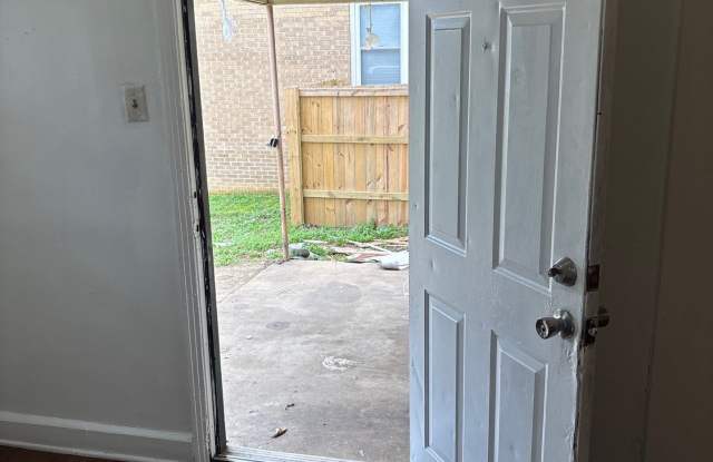 1105 North McLemore Avenue - A Gallery 3