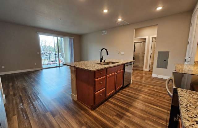 Beautiful, Modern and Bright 2 Bedroom 2 Bath Condo in the Aurora Area Gallery 4