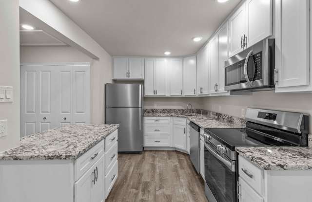 1,550+ Newly Updated 2 Bedroom 2 Bath 975 square feet apartment - 1914 Sherman Square Drive, St. Charles, MO 63303