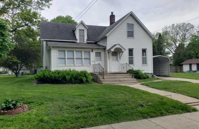 519 S 4th Ave W - 519 South 4th Avenue West, Newton, IA 50208