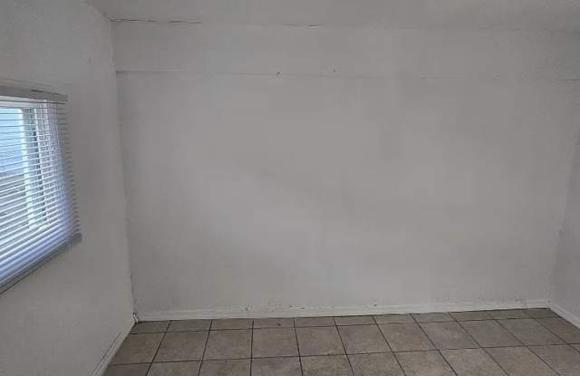 Two bedroom two bathroom house in Springfield with a covered porch, tall ceilings and updated kitchen Gallery 3