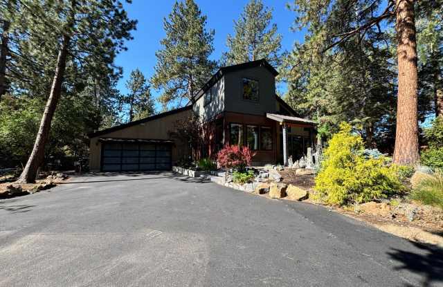 FOR RENT: FURNISHED LONG-TERM EXTREMELY COZY, PRIVATE  COMFORTABLE BEND HOME WITH MAINTAINED HUGE LANDSCAPED LOT photos photos