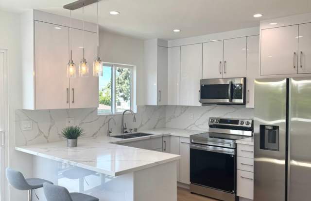 Spacious 1000 Sq. Ft. Second-Floor Back ADU in a 2-Story Duplex – Burbank photos photos