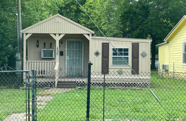 Charming 2 bedroom House Gallery 1