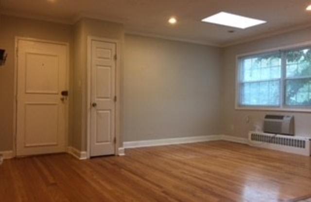 Sunny 1BR/1BA Top Floor Condo in Takoma Park Gallery 4