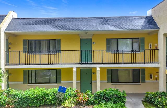 Beaitoful 2 bed 2 bath Condo in Boynton ! - 719 Meadows Circle, Boynton Beach, FL 33436