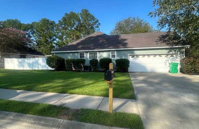 Southern Charm and Modern Comforts Await in this Exquisite Valdosta Home Gallery 4