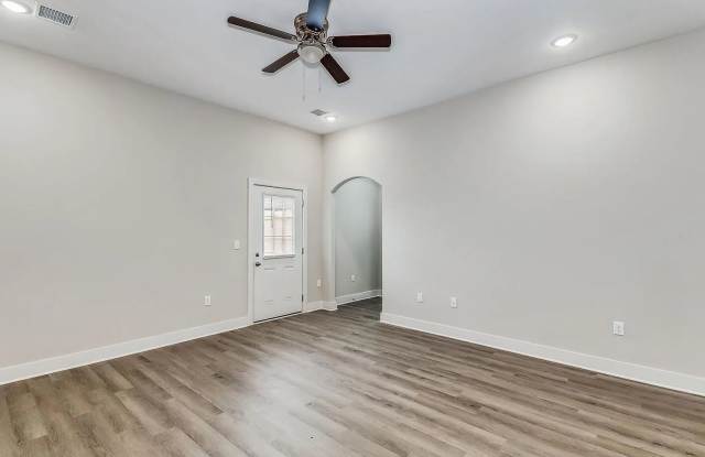 Gorgeous 3 Bedroom Townhome Coming Soon! Gallery 4