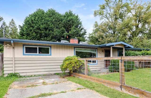 Spacious 3-Bedroom Federal Way Home with Wood-Burning Fireplace & Ample Parking photos photos