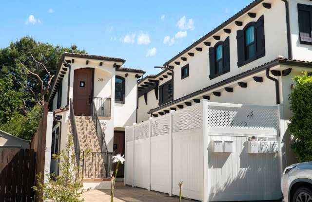 Beautiful 1 Bedroom / 1 Bathroom upstairs Apartment in Burbank with In-Unit Laundry & Central Air Gallery 2