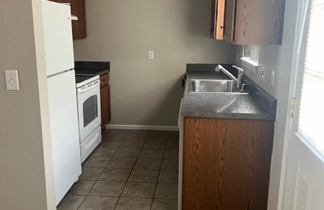 Spacious 2-Bedroom Townhouse with Garage Gallery 3