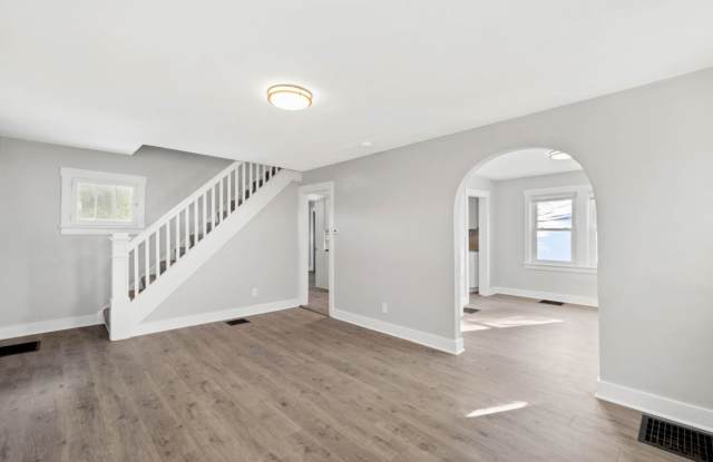 SCORE 50% OFF 1ST MONTH'S RENT IF SIGNED BY AUGUST 28! Stunning 4 bedroom home in Castle Shannon available September 15! Gallery 4