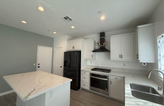 New Victorville 5 Bedroom + 3 Bathroom! Gallery 4