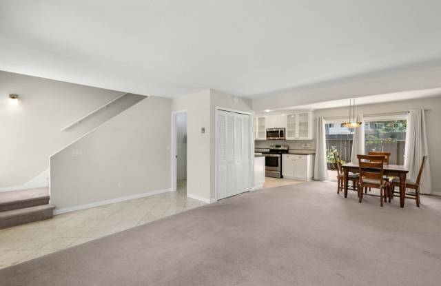 Charming 2BR Condo w/ Private Patio in the Heart of Solana Beach Gallery 4