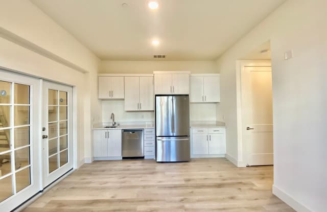 Room For Rent In Excellent Condo Gallery 4