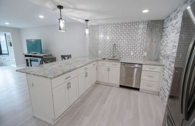 Modern 1BR with Downtown Views, Parking & In‑Unit Laundry Gallery 4