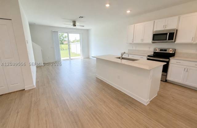 654 SE Lake Falls St Gallery 2