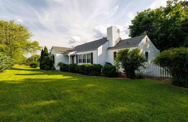COMING SOON! Charming 3 bedroom 1.5 bathroom for rent! Gallery 3